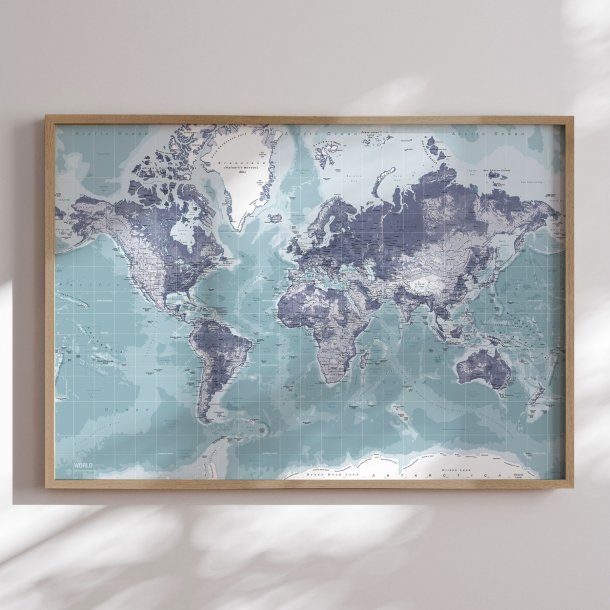 Indrammet Verdenskort -  Ice Blue - Egetrsramme