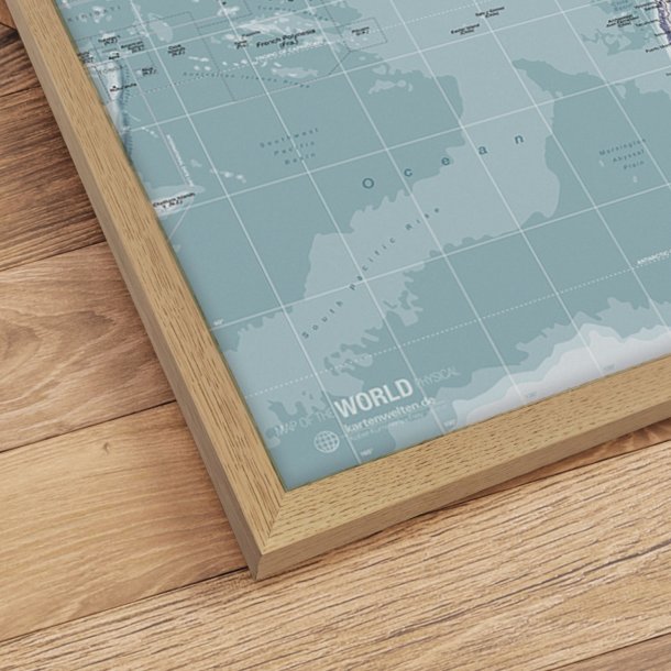 Indrammet Verdenskort -  Ice Blue - Egetrsramme