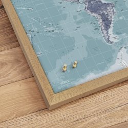 Opslagstavle Verdenskort -  Ice Blue - Egetrsramme