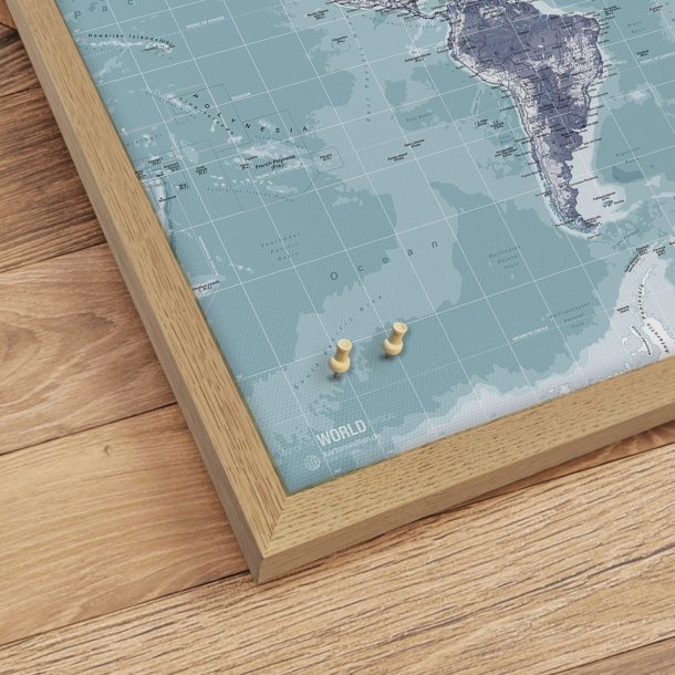 Opslagstavle Verdenskort -  Ice Blue - Egetrsramme