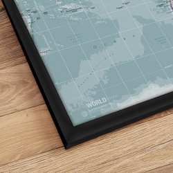 Indrammet Verdenskort - Ice Blue - sort ramme