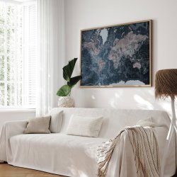 Indrammet Verdenskort - Modern Blue - Egetrsramme