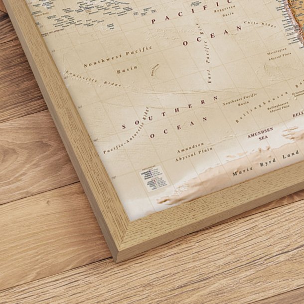 Indrammet Verdenskort - Sand - Egetrsramme